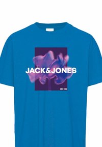 Camiseta de algodón azul con mangas cortas, que presenta un estampado gráfico en tonos de púrpura y blanco con "JACK&JONES" y "DESDE 1990".