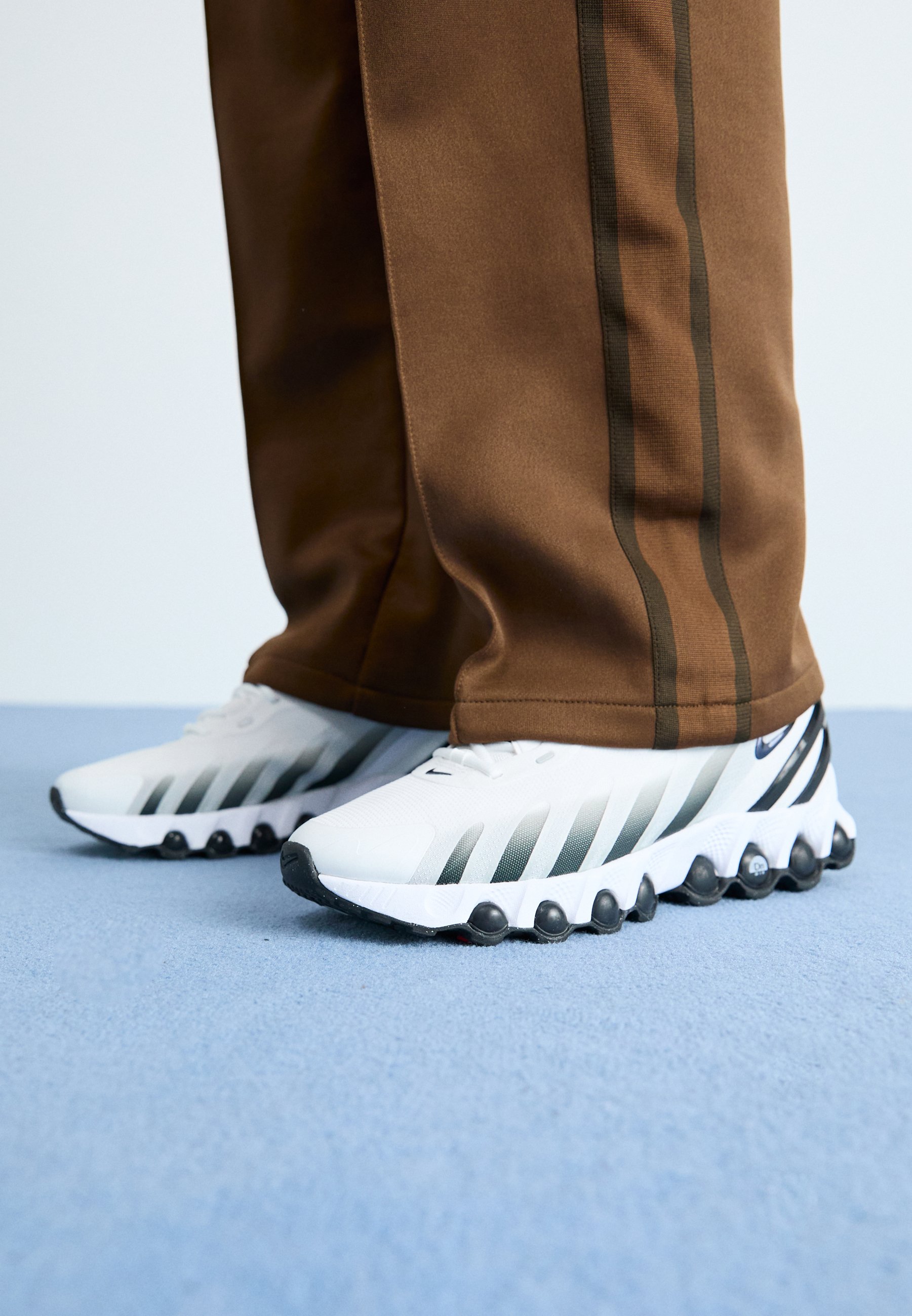 Nike Sportswear AIR MAX DN8 - Sneakers low - white/black/alb