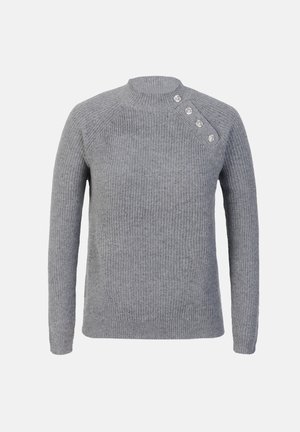 Pull en tricot gris avec un col rond, texture côtelée, et quatre boutons décoratifs sur l'épaule gauche. Manches longues, coupe classique.