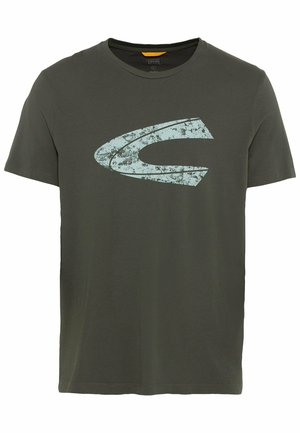 T-shirt en coton kaki avec des manches courtes, portant un logo graphique usé bleu clair sur le devant. Encolure ronde simple.