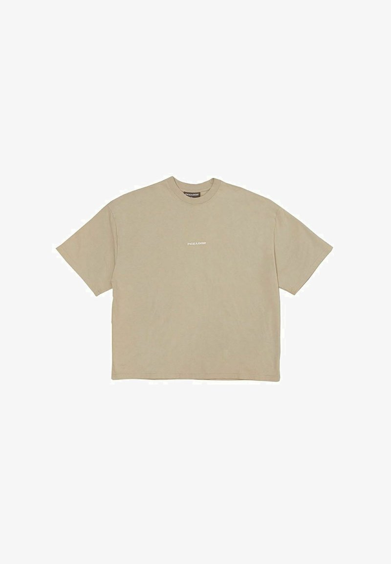 Beige T-Shirt mit kurzen Ärmeln aus Baumwolle und Rundhalsausschnitt. Auf der Vorderseite mit "PEGAADOR" in weißem Text bedruckt. Glatte Textur, lockere Passform.