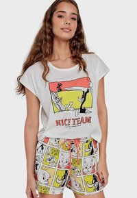 Biała koszulka z krótkim rękawem z kolorową grafiką Bugsa Bunniego i napisem "NICE TEAM". Pasujące szorty prezentują wzory komiksowe w żywych kolorach.
