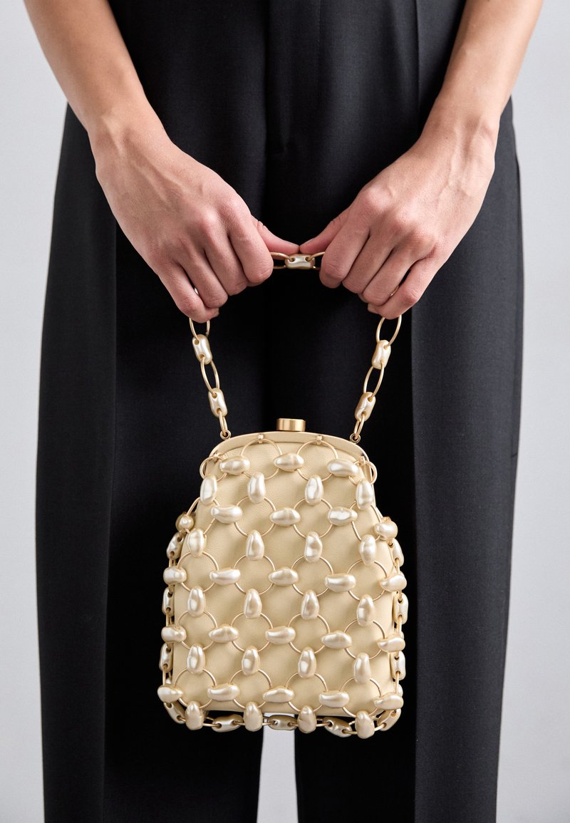 Cult Gaia BRIELLE WRISTLET - Geantă de mână - champagne