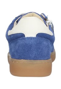 Blauwe suede schoen met een witte leren accent, voorzien van een platte rubberen gum zool, ronde vorm en ritssluiting aan de achterkant.