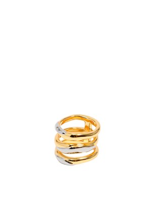 Anillo entrelazado de oro y plata que presenta tres bandas lisas con un diseño retorcido, acabado pulido, resaltando los colores metálicos contrastantes.