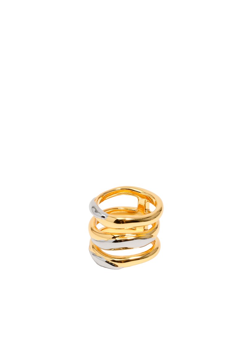 Anillo entrelazado de oro y plata que presenta tres bandas lisas con un diseño retorcido, acabado pulido, resaltando los colores metálicos contrastantes.