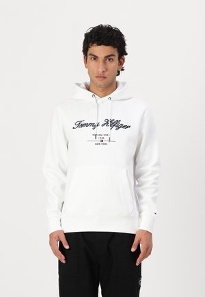 Weißer Hoodie aus Baumwollmischung mit einer Kängurutasche, Kapuze mit Kordelzug und dunkelblauer Logoschrift. Gerippte Bündchen und Saum für eine optimale Passform.