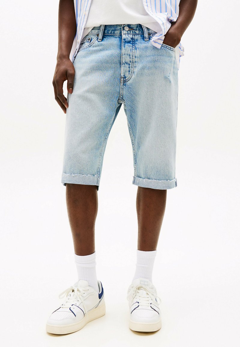 Tommy Jeans RYAN REGULAR DISTRESSED - Jeansshort - denim light