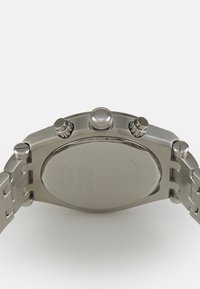 Orologio cronografo in acciaio inossidabile con finitura lucida, tre pulsanti e cassa rotonda liscia, dotato di un bracciale in metallo massiccio.