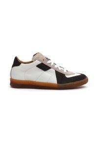 Weiße Leder-Sneaker mit braunen Wildlederakzenten, beigem Wildleder-Zungenbereich, weißen Schnürsenkeln und Gummisohle. Winkeliges Design mit gesteppten Details.