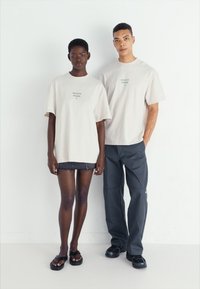 Jack & Jones PREMIUM JPRBLAHARVEY INFO TEE CREW NECK UNISEX - Trükipildiga T-särk - moonbeam