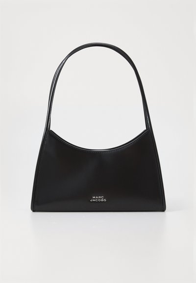 Mala de couro preta da Marc Jacobs com borda superior curvada e alça única, sobre um fundo branco simples.