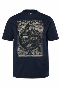 Marineblauw katoenen t-shirt met een vintage schedelafbeelding, cirkelvormige designelementen en tekstaccenten in beige. Korte mouwen, ronde hals.