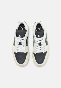 Jordan AIR JORDAN 1 LOW - Tenisice - anthracite/jade smoke/sail/legend sand