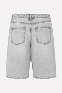 Shorts de mezclilla de color gris claro con un diseño de pierna recta, que cuentan con dos bolsillos traseros y detalles de costura visibles a lo largo de la cinturilla y el dobladillo.
