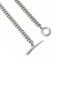 Bracciale in argento con un design a catena spessa, un gancio circolare e un'etichetta decorativa incisa con "ALLSAINTS."
