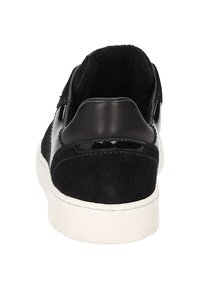 Schwarze Wildleder- und Leder-Sneaker mit einem strukturierten Rücken, einer weißen Gummisohle und minimalen Nahtdetails. Das Innere scheint flauschig zu sein.