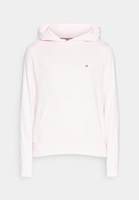 Sudadera rosa claro con un bolsillo frontal, puños acanalados, capucha con cordones y un pequeño logo en el pecho. Textura de tela suave.