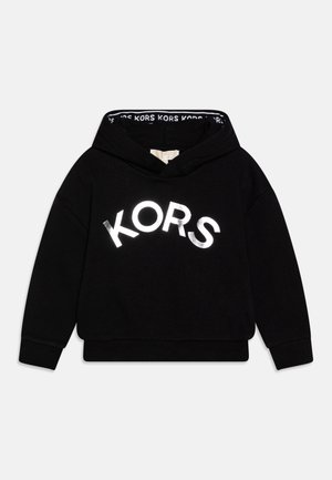 Sweat à capuche noir avec un logo "KORS" réfléchissant sur la poitrine, des poignets côtelés et une texture de tissu douce.