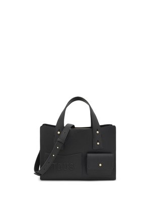 Bolso de cuero negro con dos asas superiores, correa de hombro ajustable, logo "TOUS" en relieve y bolsillo frontal con cierre de botón a presión.
