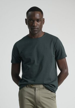 Camiseta de manga corta verde oscuro de corte clásico, hecha de algodón con una textura suave, que presenta un pequeño logo en el pecho.