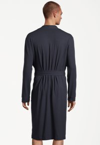 Ciemnogranatowy szlafrok wykonany z miękkiego materiału, posiadający długie rękawy, pasek w talii oraz krój do kolan o prostym, gładkim wykończeniu.