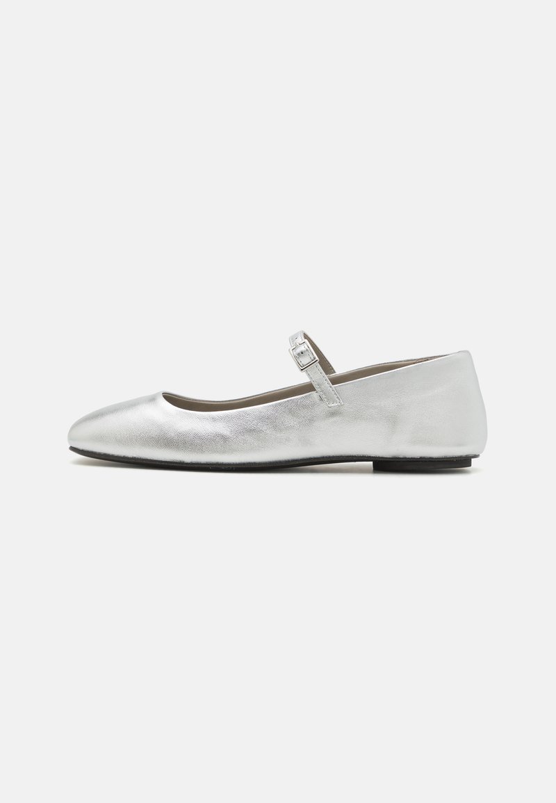Bailarinas plateadas con punta redondeada, una sola correa ajustable con hebilla y un acabado metálico suave. Suela plana, diseño minimalista.