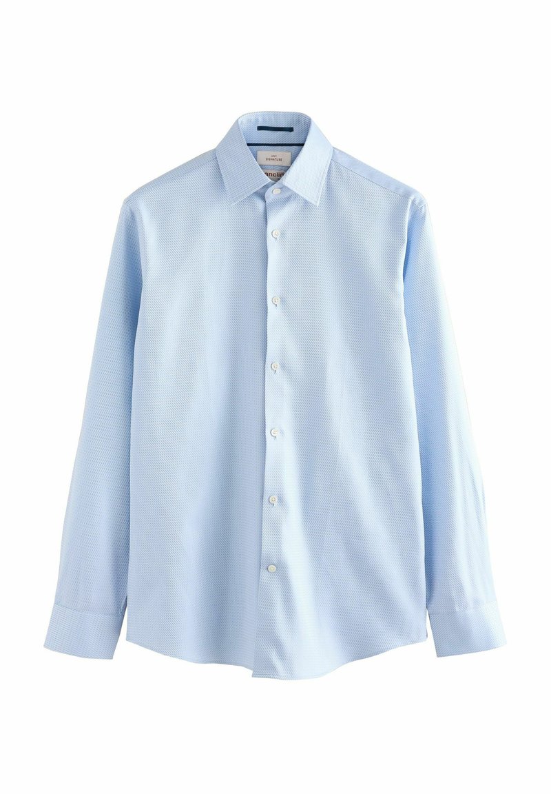 Camisa de manga larga azul claro con un patrón texturizado, cierre de botones en la parte delantera y cuello clásico. Presenta botones blancos y mangas con puños.