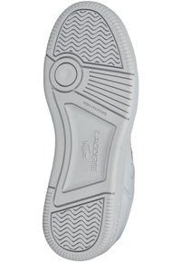 Weiße Gummisohle mit Fischgrätenmuster, kreisförmigem Trittpunk und geprägtem 'LACOSTE'-Logo. Rutschfestes Design.