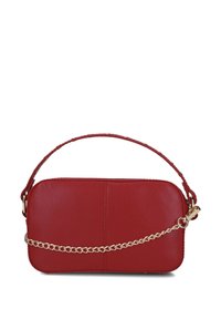 Rode rechthoekige tas van gestructureerd synthetisch materiaal, met een gevlochten handvat en een gouden kettingaccent. Glad afgewerkt met gestikte details.