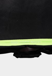 Zwarte stoffen tas met een gestructureerd oppervlak, voorzien van een neon groene rits en met de opdruk "RAIN COVER INSIDE" langs de rand.