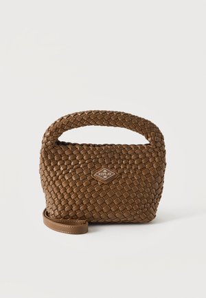 Sac à main tressé marron avec une poignée courte et une bandoulière poignet amovible affichant un petit logo de la marque Replay à l'avant.