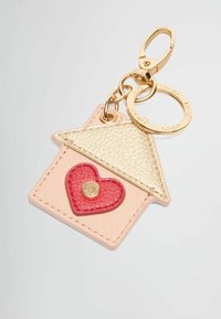 Sleutelhanger ontworpen als een huis, met een gouden leren dak, een lichtroze lichaam en een rood hartdetail. Inclusief een gouden haak en sleutelring.