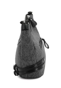 Borsa in tessuto grigio con dettagli in pelle nera, presenta una chiusura con zip nella parte superiore e tasche laterali, base arrotondata e texture liscia.