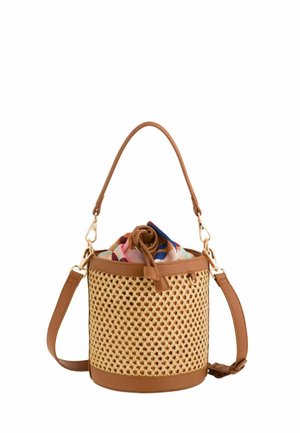 Bolso tipo cubo marrón con cuerpo de ratán tejido, ribete de cuero, asa de hombro desmontable y cierre interior de cordón de tela de colores.