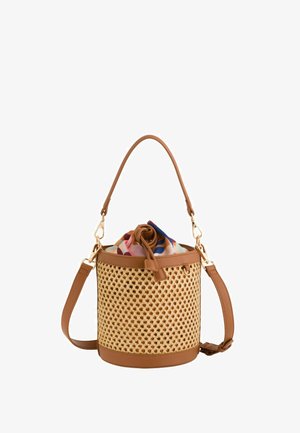 Braune Bucket-Bag mit gewebtem Rattankörper, Lederbesatz, abnehmbarem Schulterriemen und farbigem Stoff-Kordelverschluss innen.