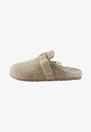 Ruskea huopasaapas, jossa on pyöreä muoto, säädettävä hihna ja teksturoitu pohja. Vuoratut sisätilat sisältävät hienovaraisen kukkakuosin.