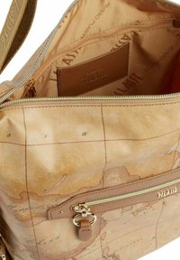 Borsa marrone con motivo a mappa, dotata di una cerniera dorata, che presenta un'elegante linguetta in pelle all'interno e una tasca con cerniera sulla parte anteriore per una maggiore funzionalità.