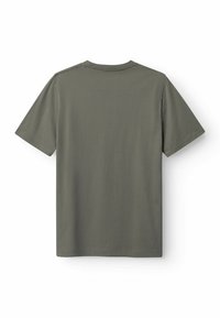 Tricou cu mânecă scurtă, de culoare verde măsliniu, realizat din bumbac moale. Prezintă o croială lejeră, cu decolteu rotund și margini curate, nefinisate.