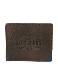 Cartera de cuero genuino marrón con logotipo en relieve, acento azul en contraste y superficie texturizada. La costura a lo largo de los bordes es visible.