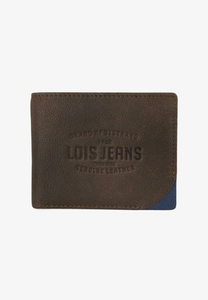 Cartera de cuero genuino marrón con logotipo en relieve, acento azul en contraste y superficie texturizada. La costura a lo largo de los bordes es visible.