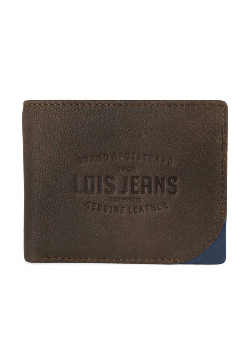 Cartera de cuero genuino marrón con logotipo en relieve, acento azul en contraste y superficie texturizada. La costura a lo largo de los bordes es visible.