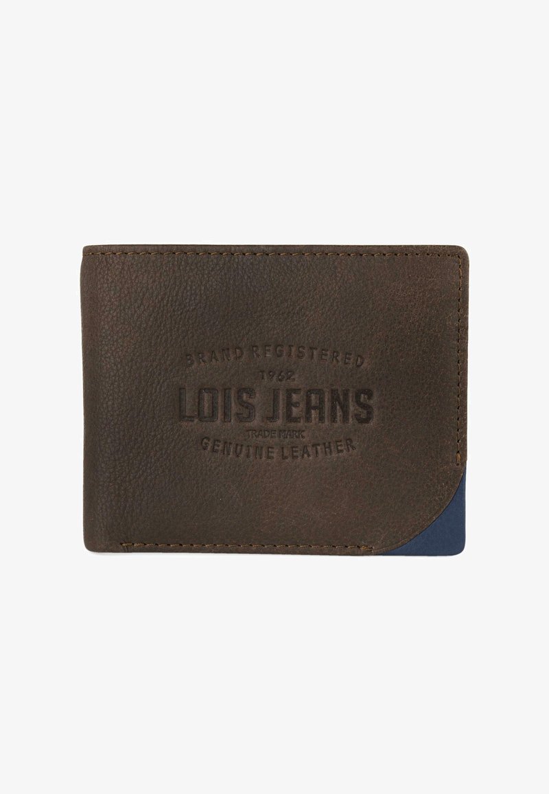 Cartera de cuero genuino marrón con logotipo en relieve, acento azul en contraste y superficie texturizada. La costura a lo largo de los bordes es visible.