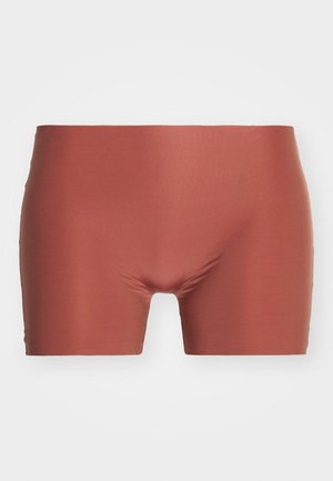 Koperkleurige heren zwembroek gemaakt van glad, rekbaar materiaal met een aansluitend ontwerp, met een korte binnenbeenlengte en naadloze randen.