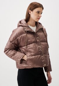 Gepolsterte, metallisch pinke Pufferjacke mit Kapuze, vorne mit Druckknopfverschluss, bestickten blumigen Akzenten und Kordelzügen an der Kapuze und am Saum.