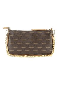 Bolsa de mão de imitação de couro castanho com alça de corrente dourada, apresentando um padrão repetido do logótipo "Valentino". Fecho de zíper e acabamento texturizado.