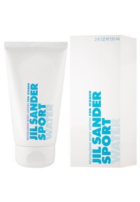 Vit tub med Jil Sander Sport Water revitaliserande kroppslotion med blå text, med en mjuk konsistens. Åtföljd av en matchande box.