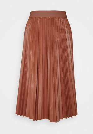 Falda midi plisada en óxido, con una amplia cintura elástica y una textura suave y brillante. Pliegues horizontales y verticales por toda la prenda.
