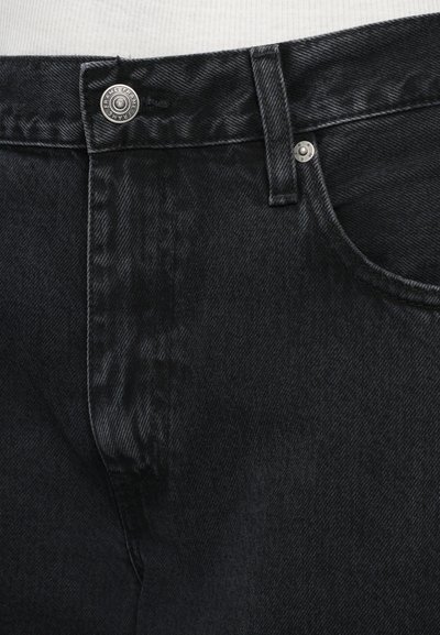Sorte denim jeans med knyteåpning, standard fem-lommes design og subtil tekstur med synlig søm-detall.