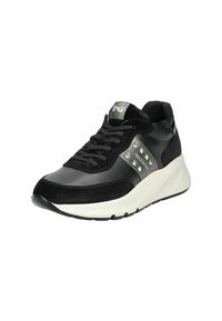 Czarny sneaker z połączeniem skóry i zamszu, metalicznie srebrne akcenty, okrągły czubek, wyściełany kołnierz oraz masywna biała podeszwa.